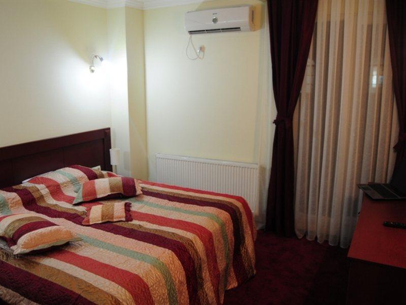 Hotel Parlament プリシュティナ 部屋 写真