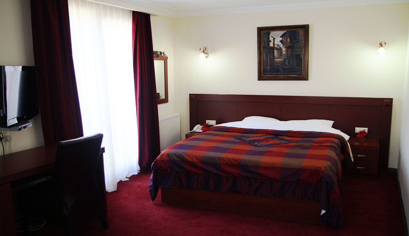 Hotel Parlament プリシュティナ エクステリア 写真